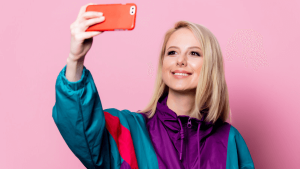 mulher loira tirando selfie