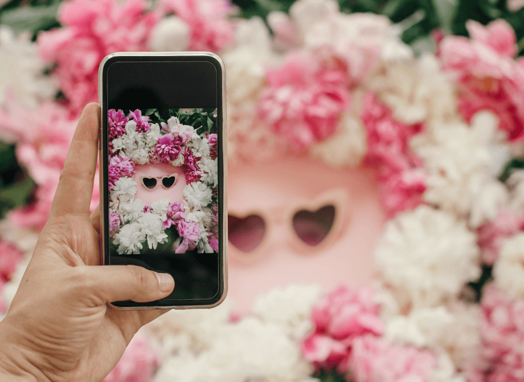 pessoa tirando foto de flores