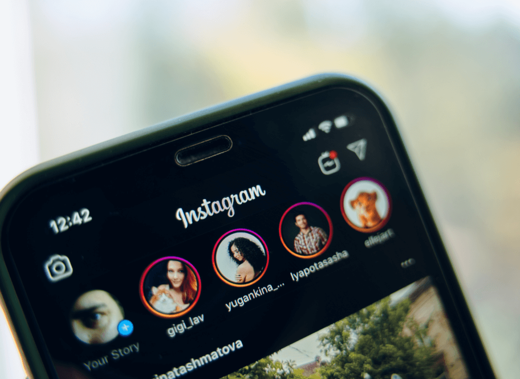 celular mostrando stories do instagram