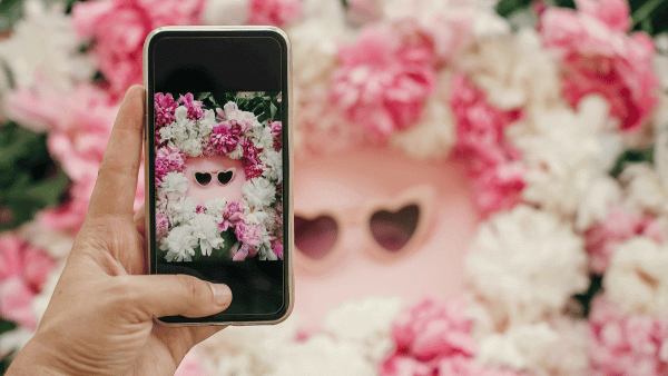 celular tirando foto de flores