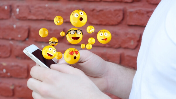emojis saindo do celular
