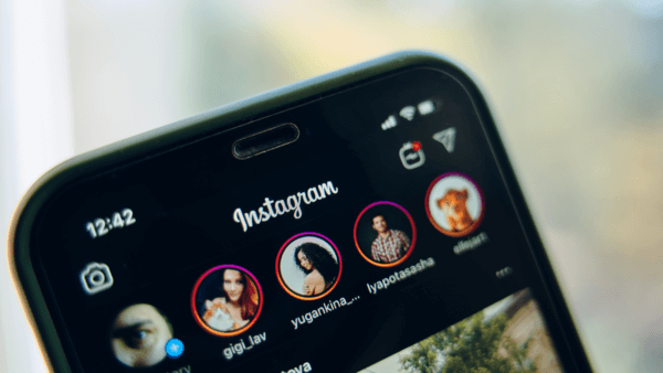 topo de celular com stories instagram